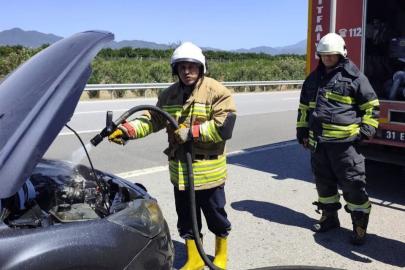 Erzin’de otomobilin motorundan alevler yükseldi