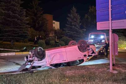 Erzurum’da otomobil refüje çıkıp takla attı: 3 yaralı
