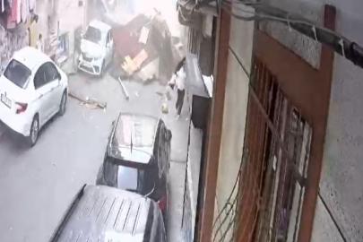 Esenler’de fırtınada çatı sokağa uçtu: Çocuklar çatının altında kalmaktan son anda kurtuldu