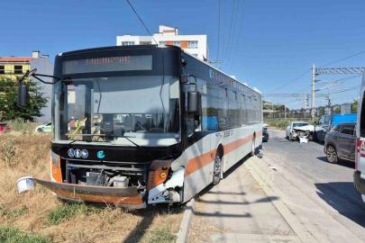 Eskişehir’de 2 belediye aracının çarptığı otomobildeki 2 kişi yaralandı