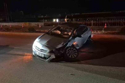 Eskişehir’de alkollü sürücünün kullandığı otomobil orta refüjdeki tabelayı devirdi