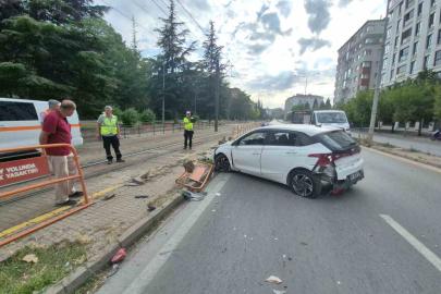 Eskişehir’de trafik kazası: Anne ve 4 yaşındaki kızı yaralandı
