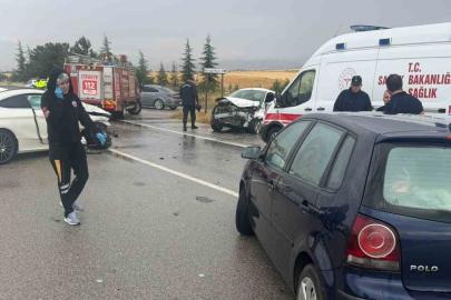 Eskişehir’de yağmur sonrası 3 aracın karıştığı trafik kazası, 2’si ağır 6 yaralı