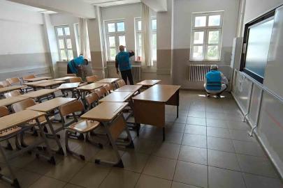 Eskişehir’de yükümlüler okulda boya, tadilat ve temizlik çalışması başlattı