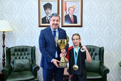 Eskişehir’in gururu Asel Özdalgın, Vali Erdinç Yılmaz’ı ziyaret etti