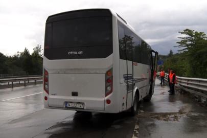 Eyüpsultan’da kontrolden çıkan servis aracı kaza yaptı: 3 yaralı