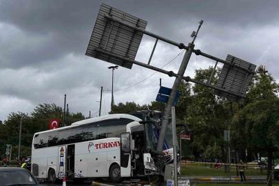 Eyüpsultan’da yolcu otobüsü önce otomobile sonra levhaya çarptı: 30 yaralı