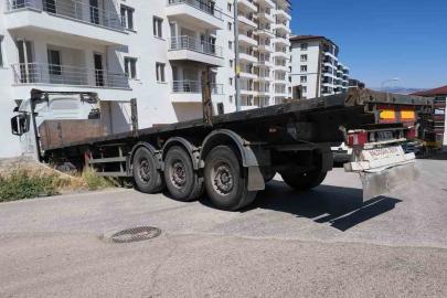 Facianın eşiğinden dönüldü: Freni boşalan tırın apartmana çarpma anı kameraya yansıdı