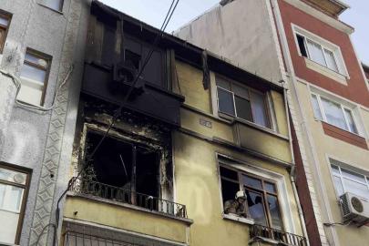 Fatih’te 2 katlı binada çıkan yangında mahsur kalan 4 kişi kurtarıldı