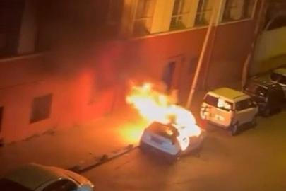 Fatih’te park halindeki otomobili ateşe verdi: Şüphelinin 42 suç kaydı çıktı