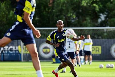 Fenerbahçe, günü iki antrenmanla tamamladı