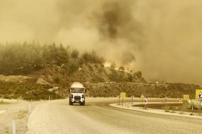 Fethiye-Antalya karayolu yangın nedeniyle trafiğe kapatıldı