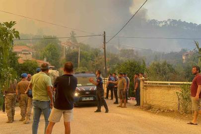 Fethiye’deki yangın 4 saattir sürüyor: "Bir mahalle tedbir amaçlı tahliye ediliyor"