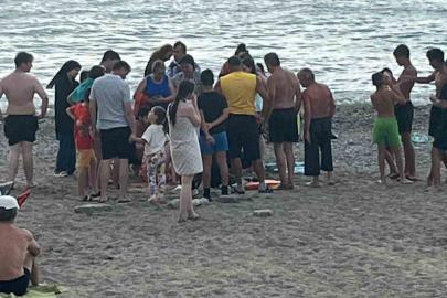 Filyos sahilinde korkutan anlar, kramp giren vatandaşı cankurtaranlar kurtardı