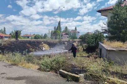 Fırtına yangına neden oldu, alevler evlere sıçramadan söndürüldü