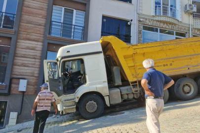 Freni boşalan kamyon eve çarptı: Mahalle sakinleri deprem oluyor sandı
