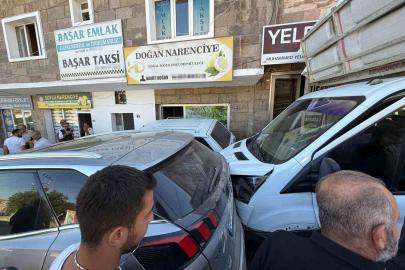 Freni boşalan kamyonet park halindeki araçlara çarptı