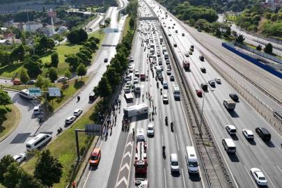 FSM köprü çıkışında banka personelini taşıyan midibüs devrildi: 21 yaralı