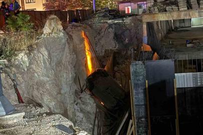 Gaziantep’te kaza sonrası savrulan araç inşaat çukuruna uçtu: 2’si ağır 3 yaralı