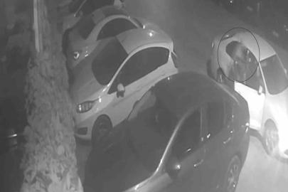 Gaziantep’te park halindeki aracın lastikleri bıçaklandı: O anlar kamerada