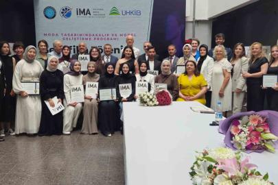 Geleceğin moda tasarımcıları Bursa’da sertifikalarını aldı