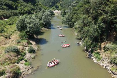 Gençler 12 kilometre kürek çekti