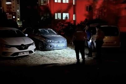 Geri manevra yaparak kaçan aracın çarptığı bekçi yaralandı