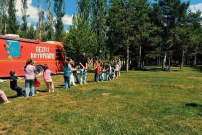 ‘Gezici Kütüphane’ Yenişehir Parkı’nda çocuklarla buluştu