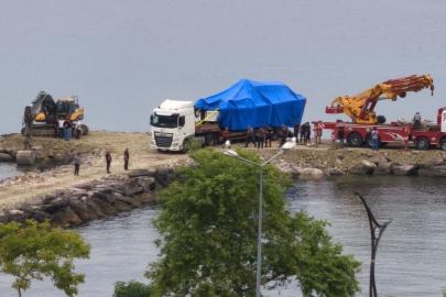 Giresun’da kayalıklara çıkan Sahil Güvenlik botu olay yerinden kaldırıldı