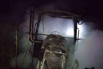 Gönen’de tarlada yanan traktör kullanılamaz hale geldi
