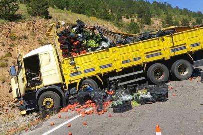 Gümüşhane’de sebze yüklü kamyon otomobile arkadan çarptı: 4 yaralı