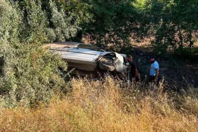 Hafif ticari araç kontrolden çıkıp tarlaya uçtu: 3 yaralı