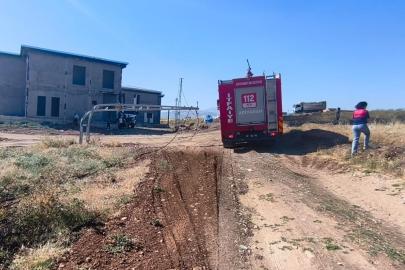 Hafriyat kamyonu elektrik tellerini kopardı