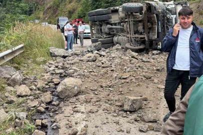 Hafriyat kamyonu yola devrildi: 1 yaralı
