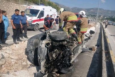 Hatay’da otomobil refüje çarptı:  1’i ağır 3 yaralı