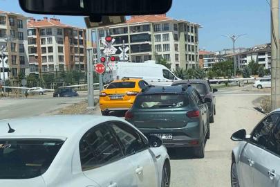 Hemzemin geçitte araçların tehlikeli geçişleri kameraya yansıdı