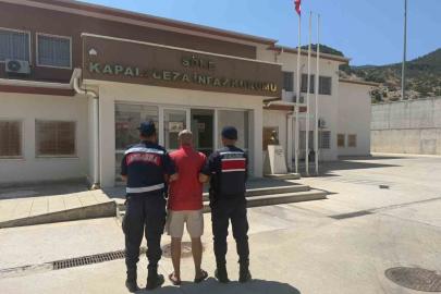 Hırsızlık suçundan aranan şahıs Kuşadası’nda yakalandı