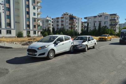 İki otomobil çarpıştı: 1 yaralı