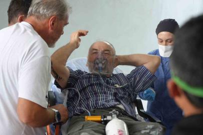 İnşaatın bodrum katına boya taşıyan 2 işçi kokudan baygınlık geçirdi
