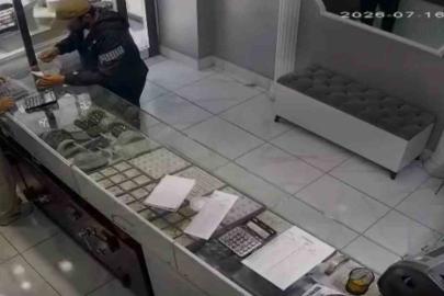 İnternetten araştırma yapıp silahla kuyumcuyu soyan zanlının görüntüleri ortaya çıktı