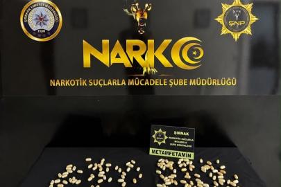 İranlı iki kişi 151 parça halinde yuttukları 939,26 gram metamfetaminle yakalandı