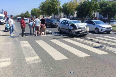 Işıklı kavşakta 2 otomobil çarpıştı: 1 yaralı