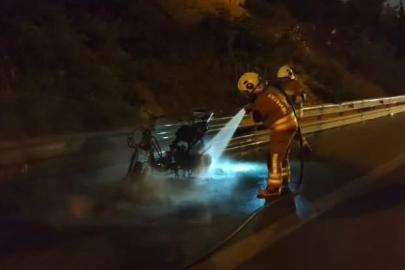 İskenderun’da motosiklet alevlere teslim oldu