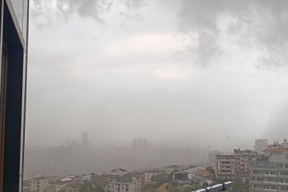 İstanbul’da fırtına etkili oldu, ağaçlar devrildi