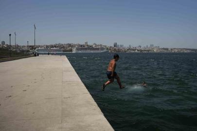 İstanbul’da sıcak hava bunalttı: Kimi denizde serinledi kimi gölgelik alanda dinlendi