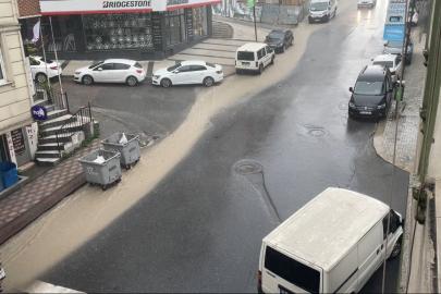 İstanbul’un birçok noktasında sağanak etkili oldu: Yollarda su birikintileri oluştu