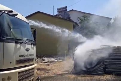 İstiflenen plastik pencereler alev aldı