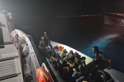 İzmir açıklarında hareketli lastik bot durduruldu: 14 düzensiz göçmen yakalandı