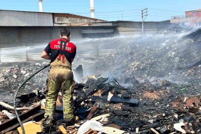 İzmir’de çöplüğe dönüştürülen boş arazi yine alevlere teslim