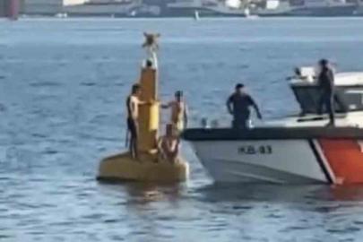 İzmit Körfezi’nde boğulmamak için deniz fenerine çıkan 3 kişiyi Sahil Güvenlik kurtardı